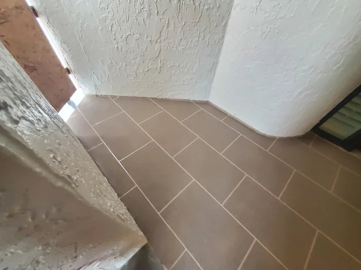 The decorative floor pattern follows the curved wall.